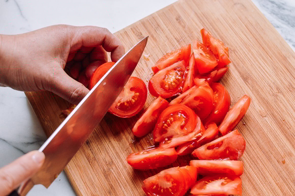 Cutting tomatoes into wedges, thewoksoflife.com