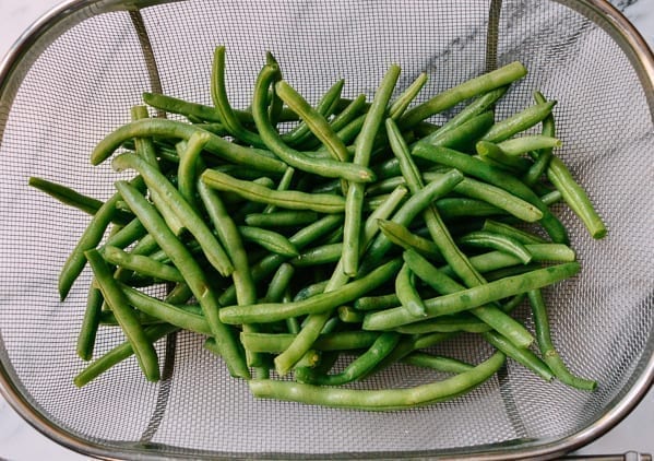 Washed green beans in colander, thewoksoflife.com