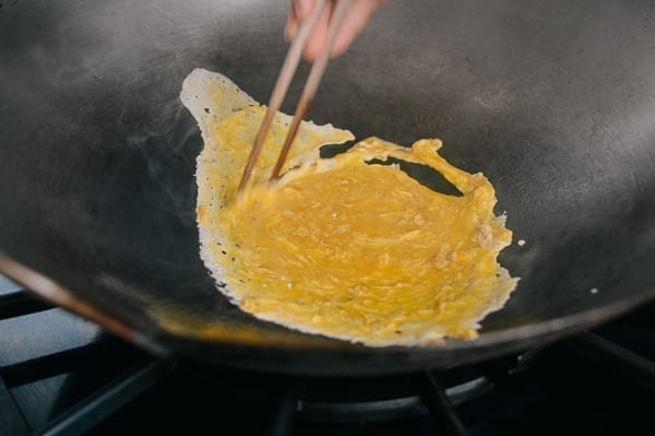 Scrambling eggs for fried rice, thewoksoflife.com