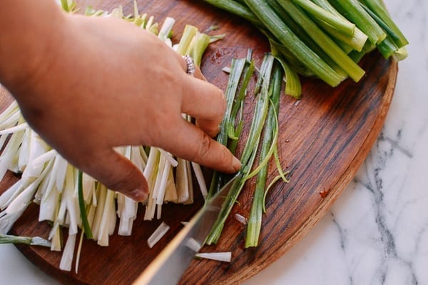 how to julienne scallions, thewoksoflife.com