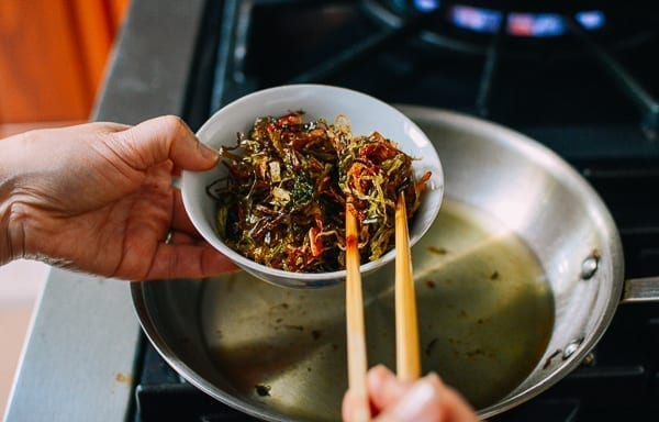 removing fried scallions from oil, thewoksoflife.com