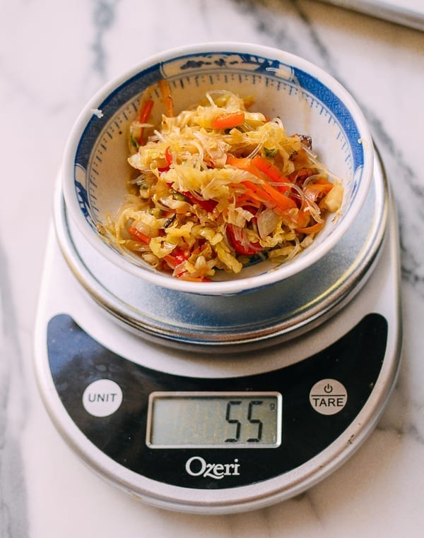 Measuring filling amount on kitchen scale, thewoksoflife.com