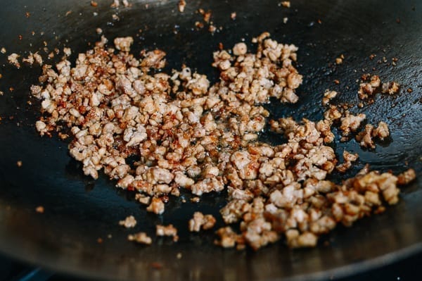 Frying ground chicken in wok, thewoksoflife.com