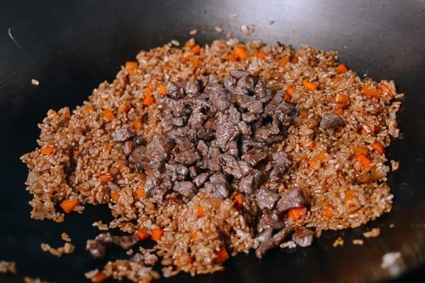 Adding meat back to wok, thewoksoflife.com