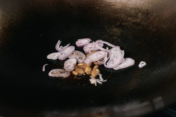 Adding shallots to wok, thewoksoflife.com