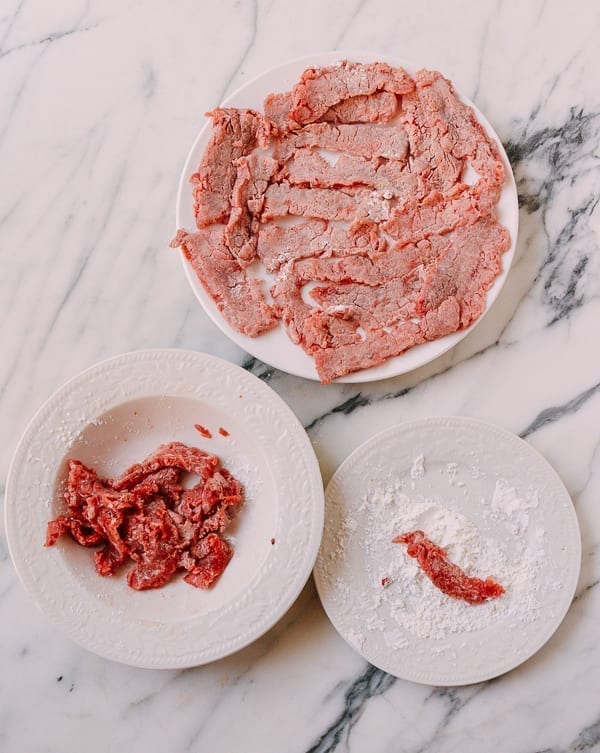 Marinating and dredging beef in cornstarch, thewoksoflife.com