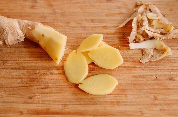 Slicing ginger, thewoksoflife.com