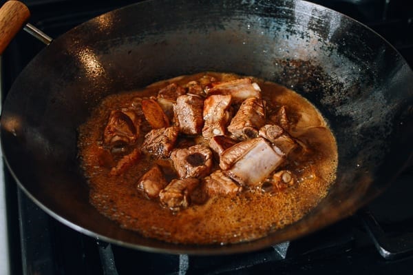 Simmering ribs in sauce, thewoksoflife.com