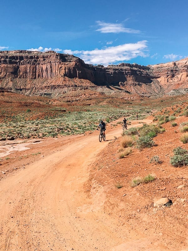 Mountain Bikers on White Rim trail Moab Utah by thewoksoflife.com