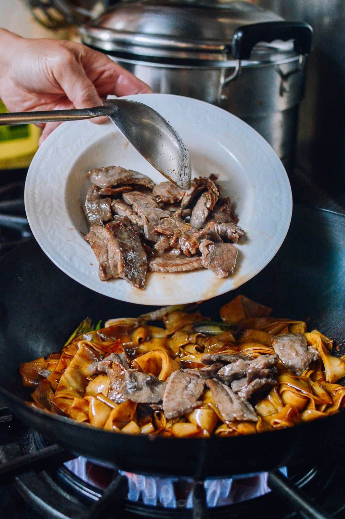 Adding beef back to wok, thewoksoflife.com