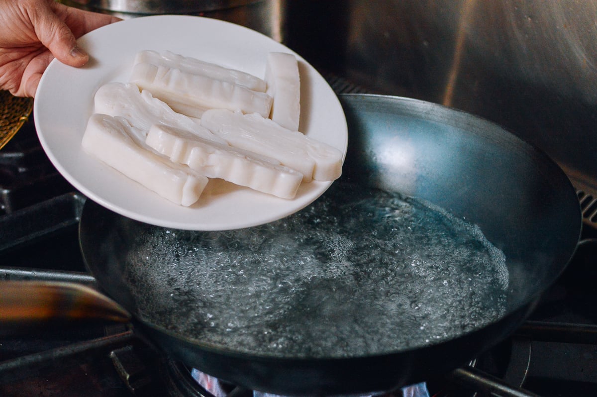 Putting rice noodles in wok filled with boiling water, thewoksoflife.com