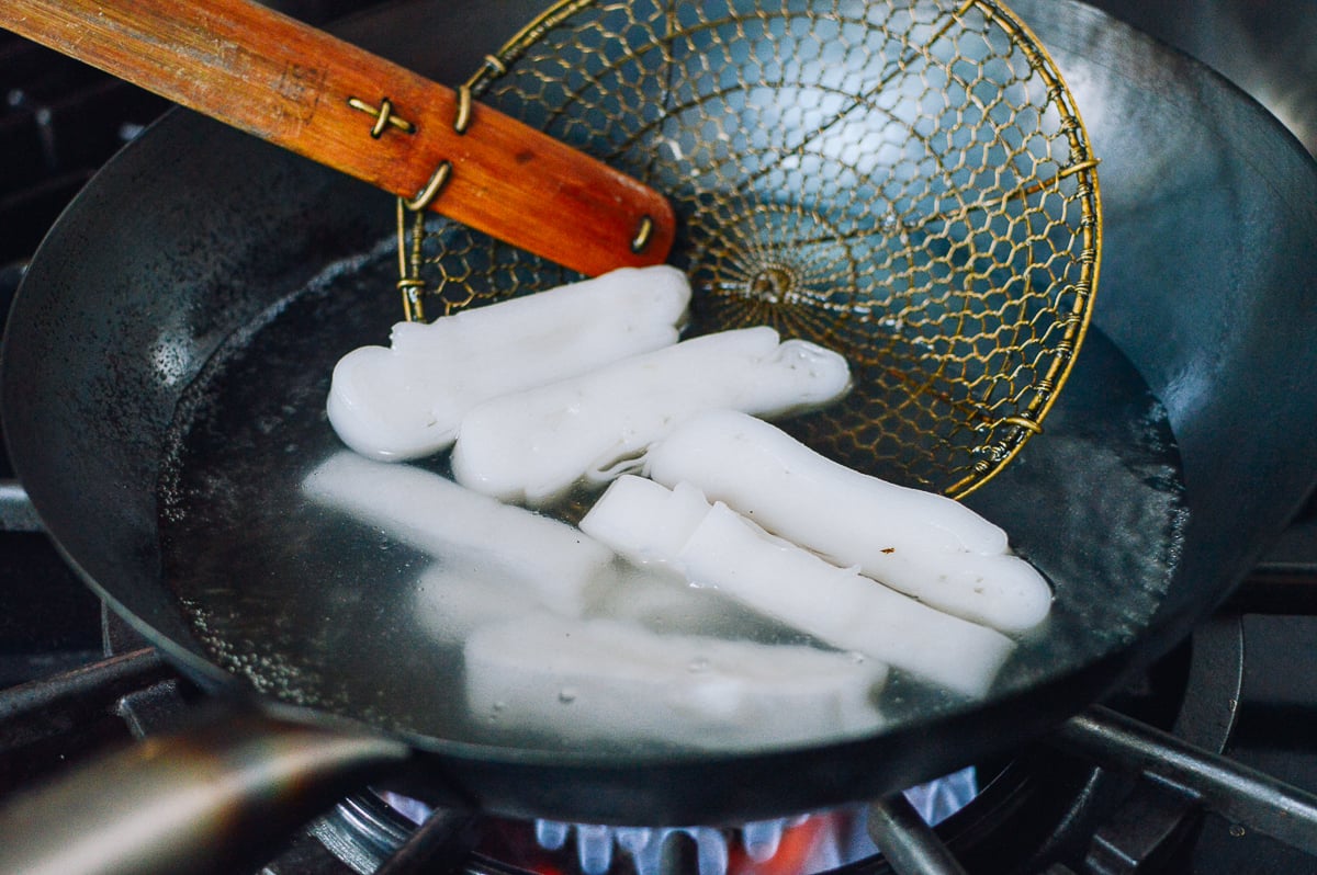 Blanching rice noodles, thewoksoflife.com