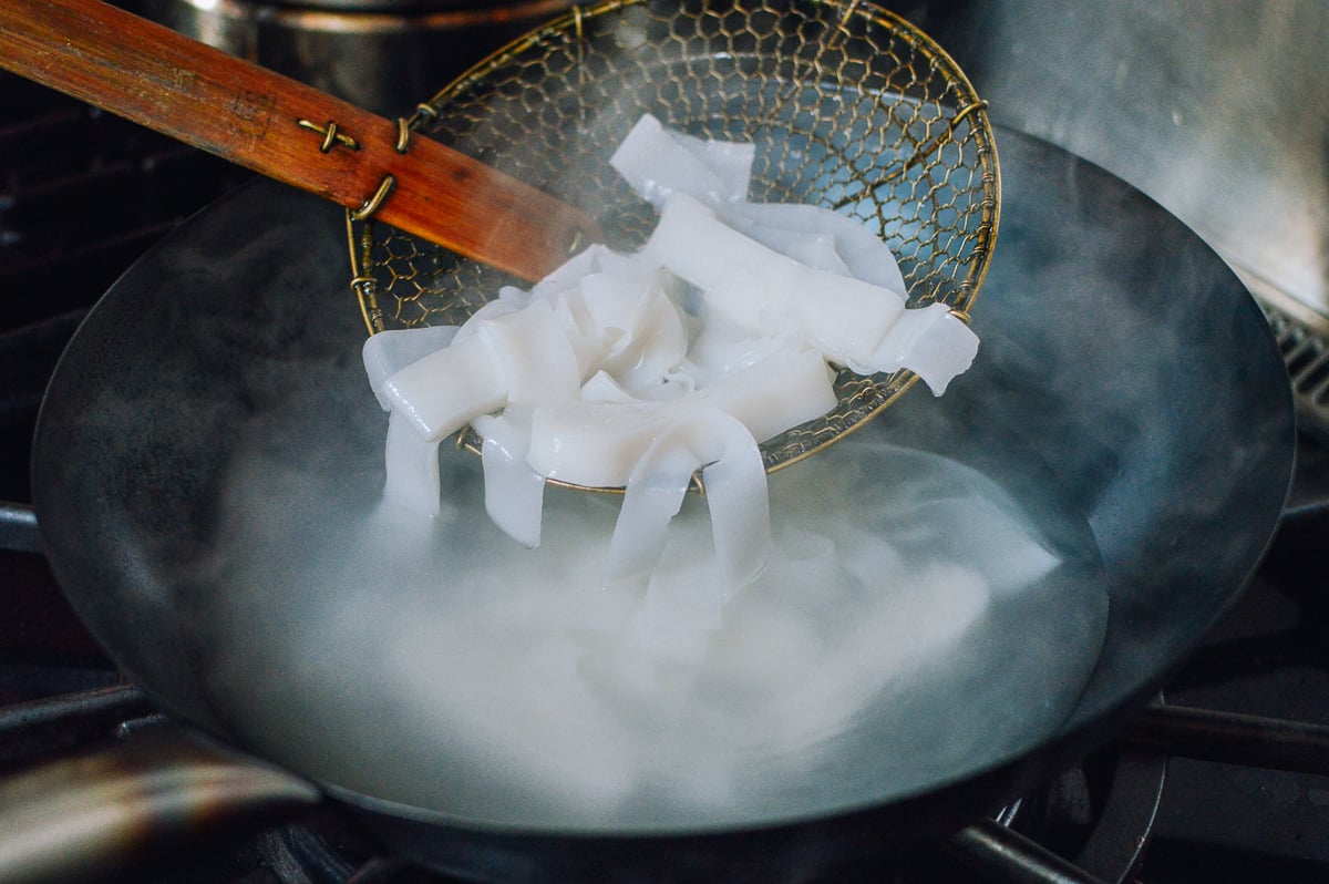 Blanched rice noodles, thewoksoflife.com