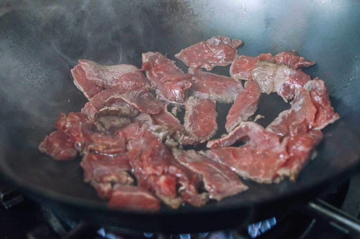 Searing beef in wok in one layer, thewoksoflife.com