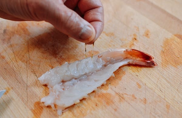 Deveining shrimp, thewoksoflife.com