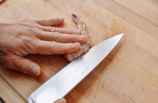 Butterflying shrimp from the back, thewoksoflife.com