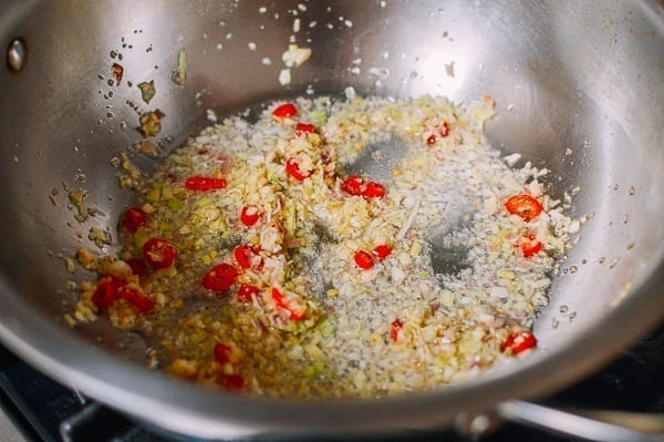 Frying garlic, ginger, lemongrass, and chili, thewoksoflife.com