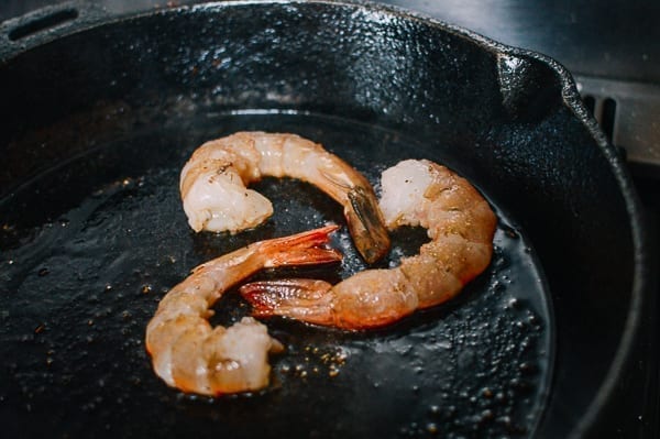 Searing shrimp, thewoksoflife.com