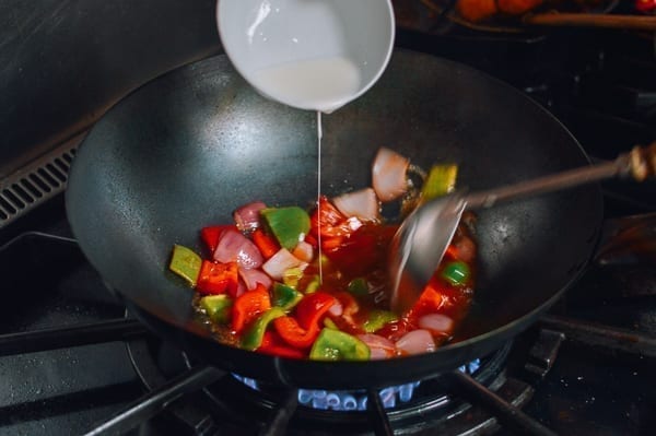 Thickening sweet and sour sauce with cornstarch, thewoksoflife.com