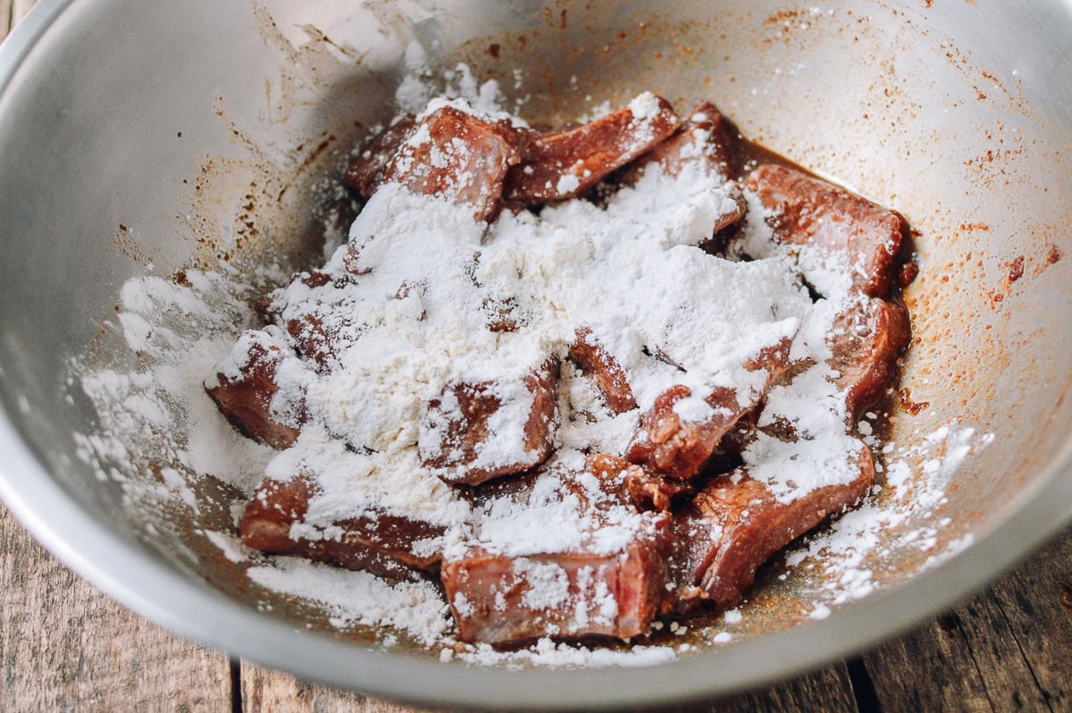 Adding cornstarch to marinated ribs, thewoksoflife.com