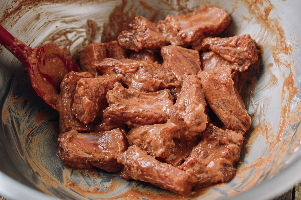 Cornstarch and Chinese marinade evenly coating ribs, thewoksoflife.com