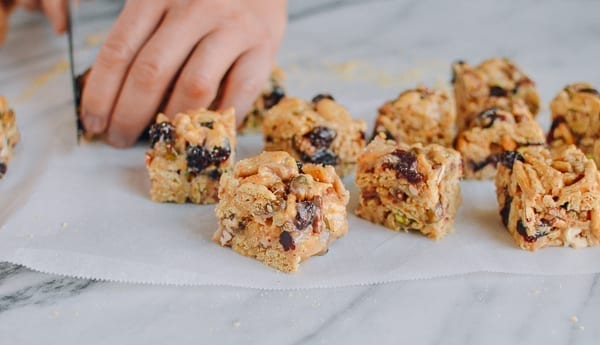 Cutting marshmallow treats, thewoksoflife.com