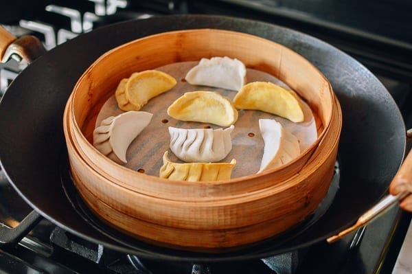 Water level in wok with bamboo steamer, thewoksoflife.com
