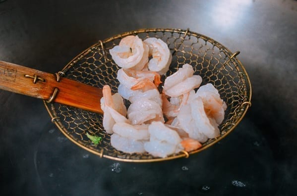 Blanching shrimp, thewoksoflife.com