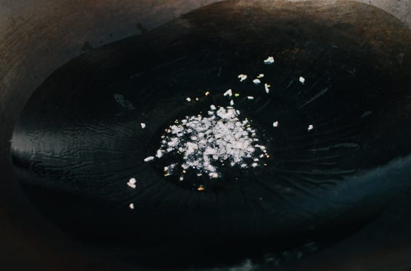 Garlic in wok, thewoksoflife.com