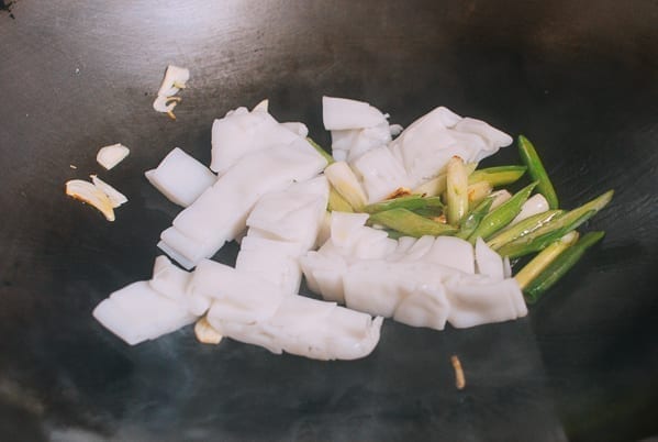 Adding rice noodles to wok, thewoksoflife.com