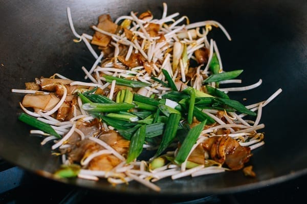 Adding scallion greens, thewoksoflife.com