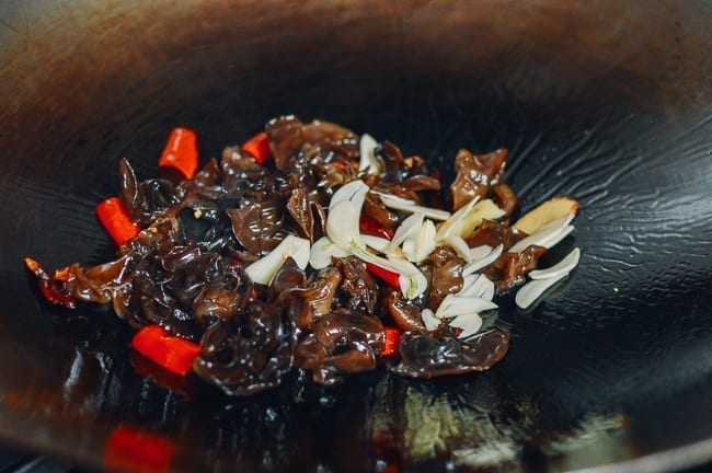 Adding garlic, thewoksoflife.com