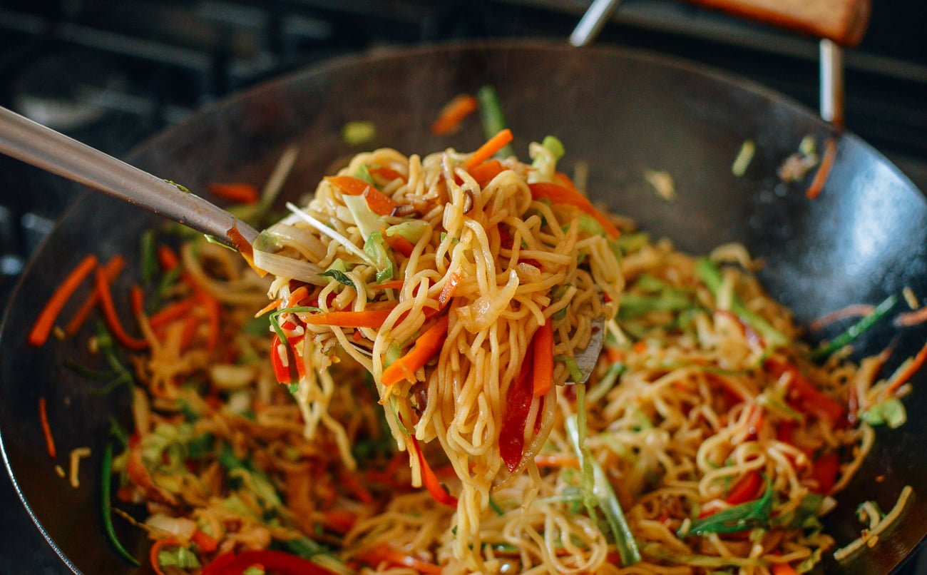 vegetable yakisoba in wok