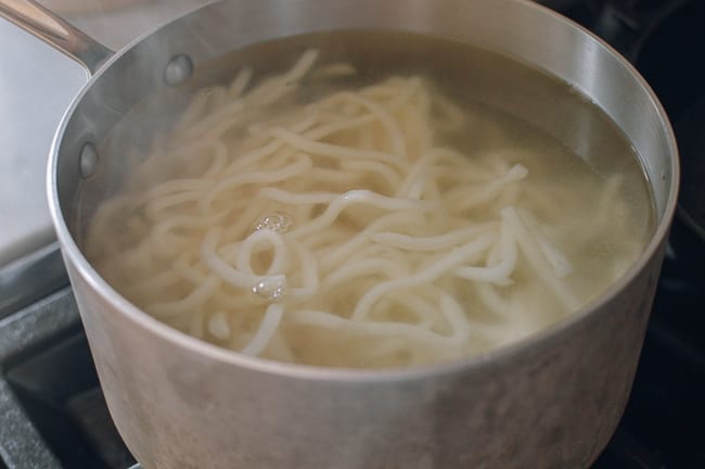 Boiling udon noodles, thewoksoflife.com
