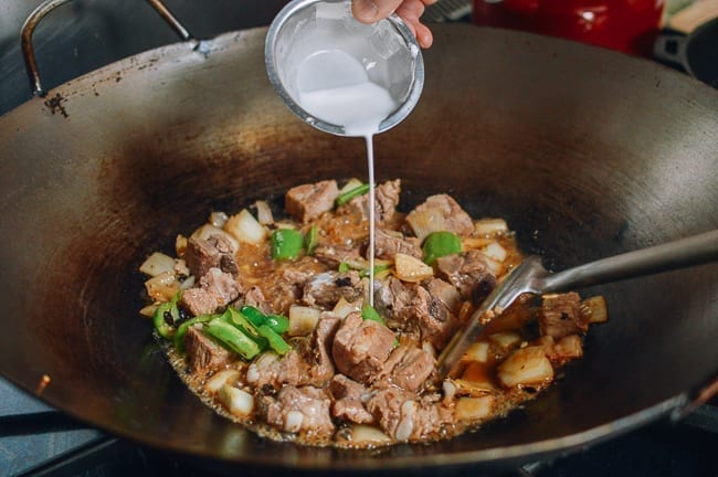 Adding cornstarch slurry to thicken sauce, thewoksoflife.com