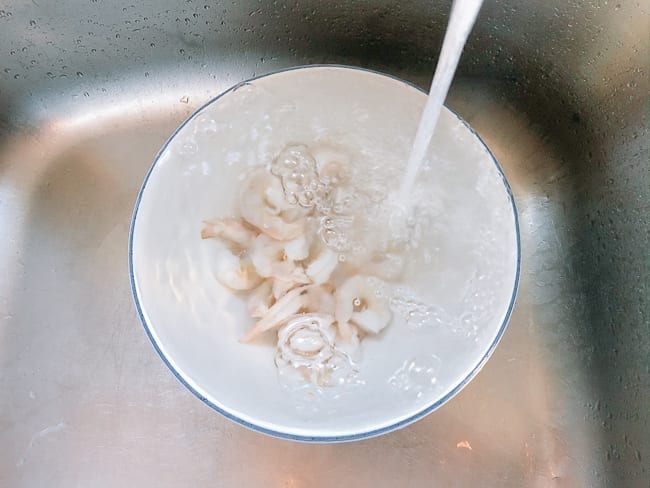 Running water over shrimp, thewoksoflife.com