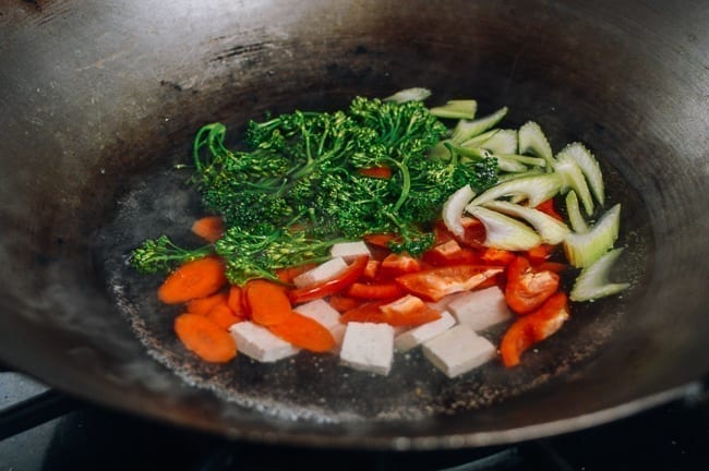 Blanching vegetables, thewoksoflife.com