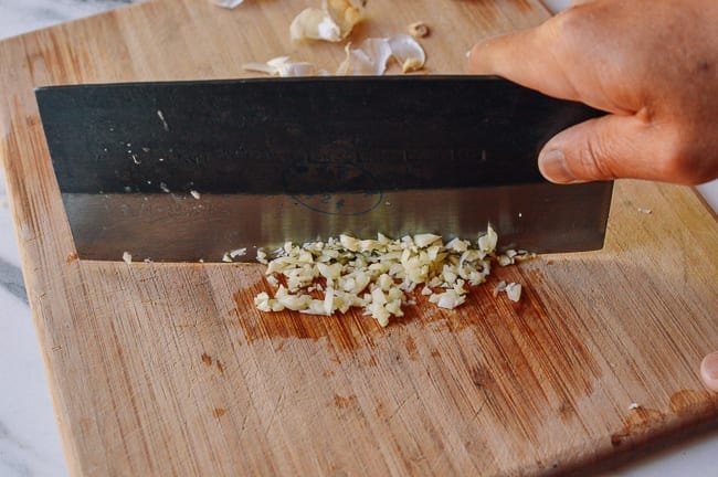 Mincing garlic, thewoksoflife.com