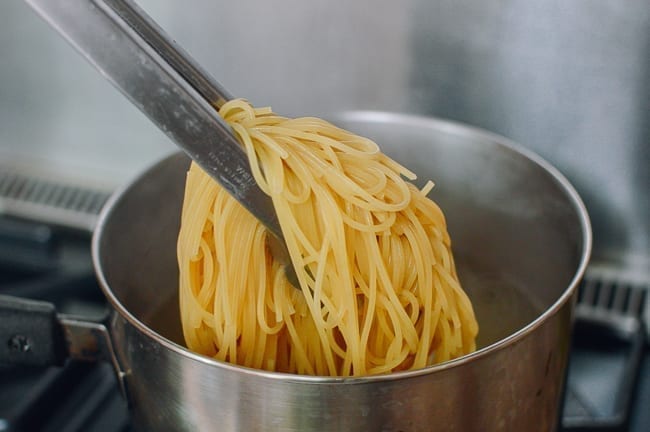 Boiling spaghetti, thewoksoflife.com