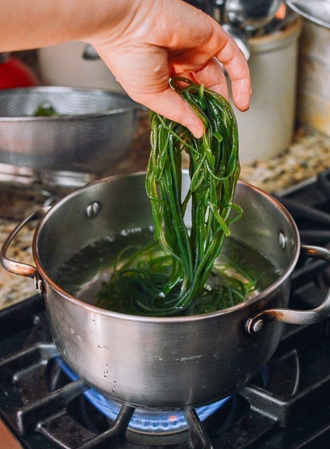 Adding kelp to boiling water, thewoksoflife.com