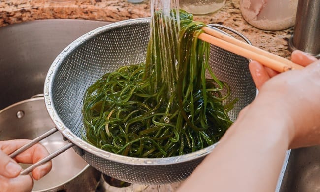 Rinsing blanched kelp in cold running water, thewoksoflife.com