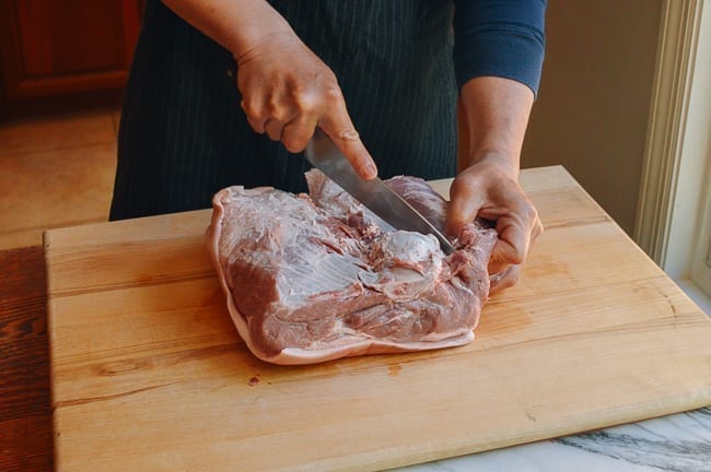 Exposing the bone in picnic shoulder, thewoksoflife.com