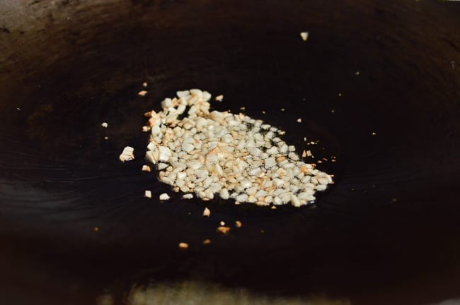 Frying garlic in oil, thewoksoflife.com