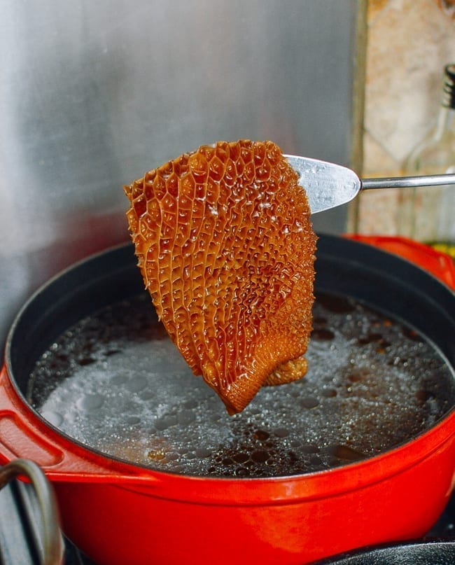 Removing tripe from braising liquid, thewoksoflife.com