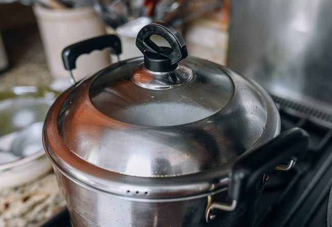 Steamer with lid on, thewoksoflife.com