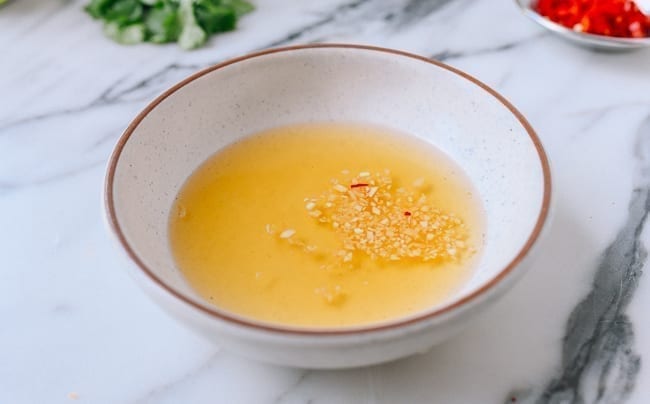 Adding garlic, thewoksoflife.com