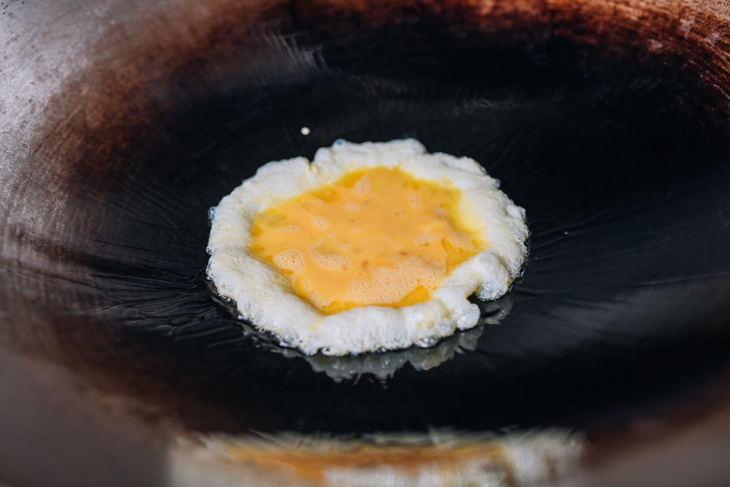 Cooking eggs in wok, thewoksoflife.com