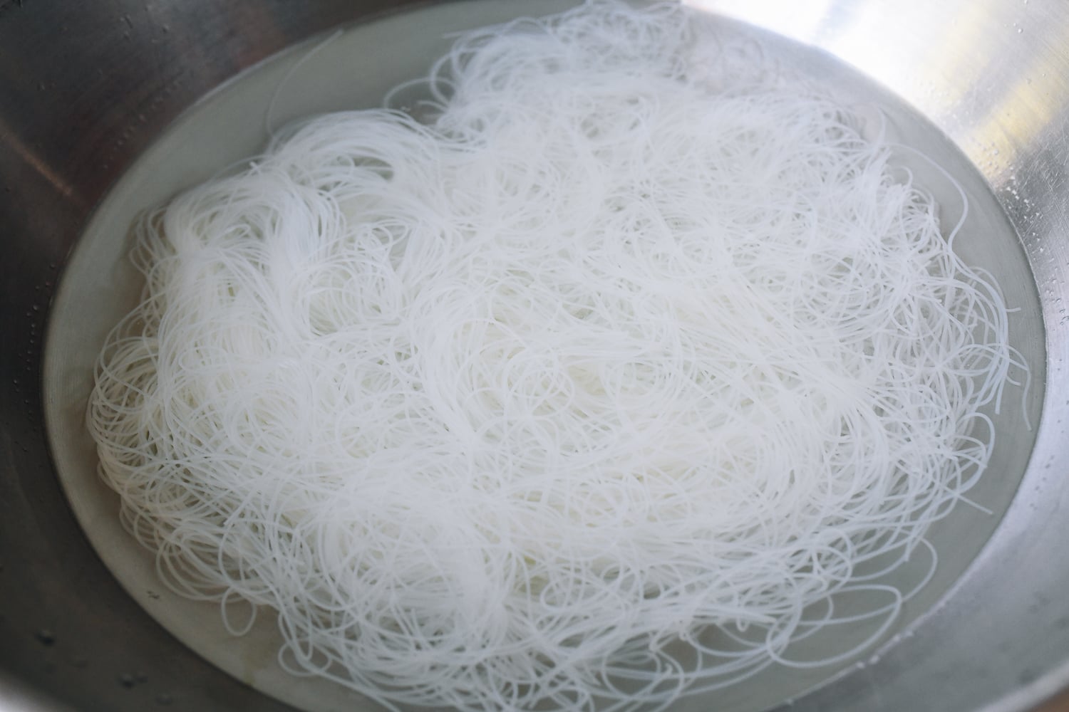 Soaking rice noodles, thewoksoflife.com