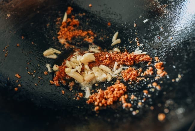 Adding garlic to fried shrimp powder, thewoksoflife.com