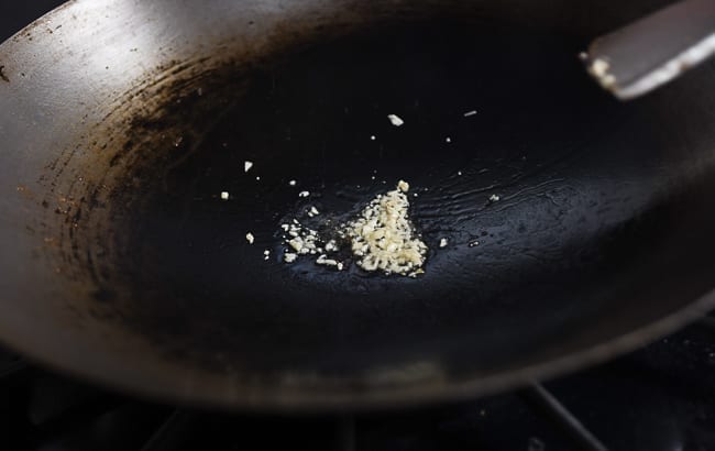 Adding garlic to oil, thewoksoflife.com